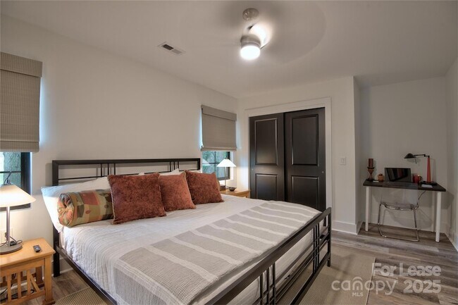 Foto del edificio - 3945 Rockfern Rd