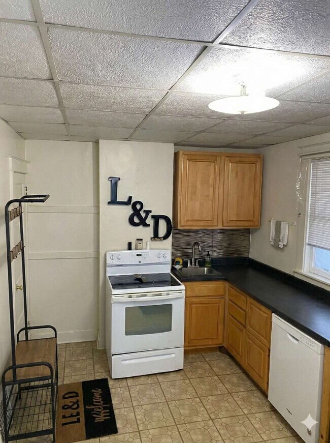 Building Photo - 3 bed 1 bath close to UWEC available June 1st!
