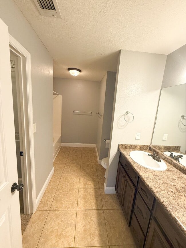 Building Photo - 4646 Stonewall Cir