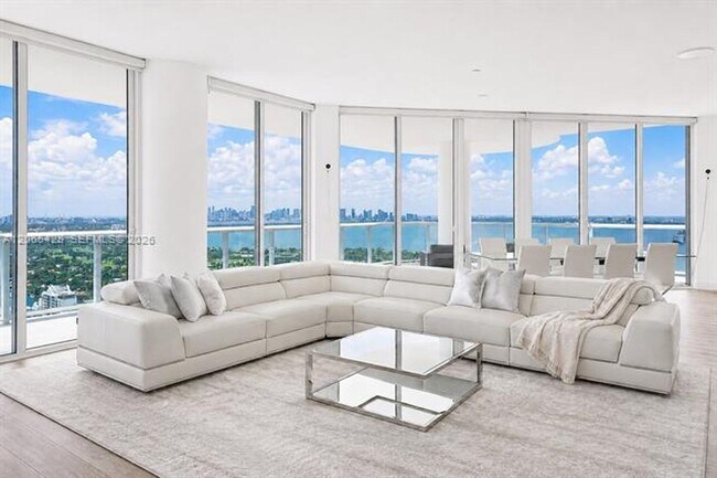 Foto del edificio - 6365 Collins Ave