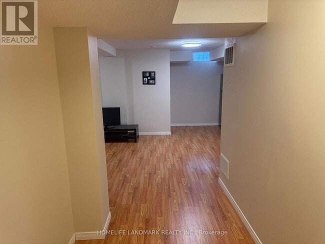 Building Photo - 33 Silver Linden Dr