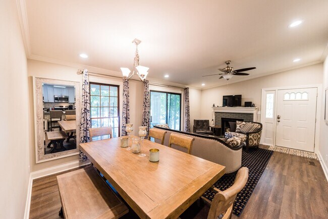 Building Photo - Lovely 3 BR, 2 BA, 1 Car Garage with Scree...