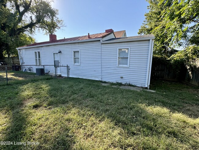Building Photo - 1820 Brownsboro Rd