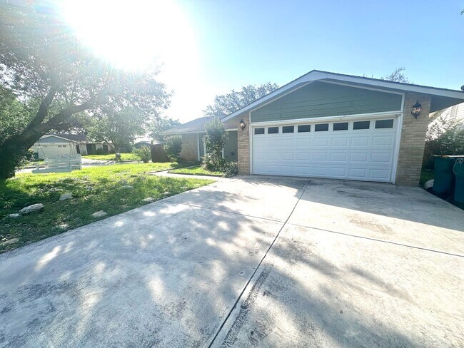 Foto del edificio - CUTE 3/2 NESTLED ON A CORNER LOT IN CONVER...