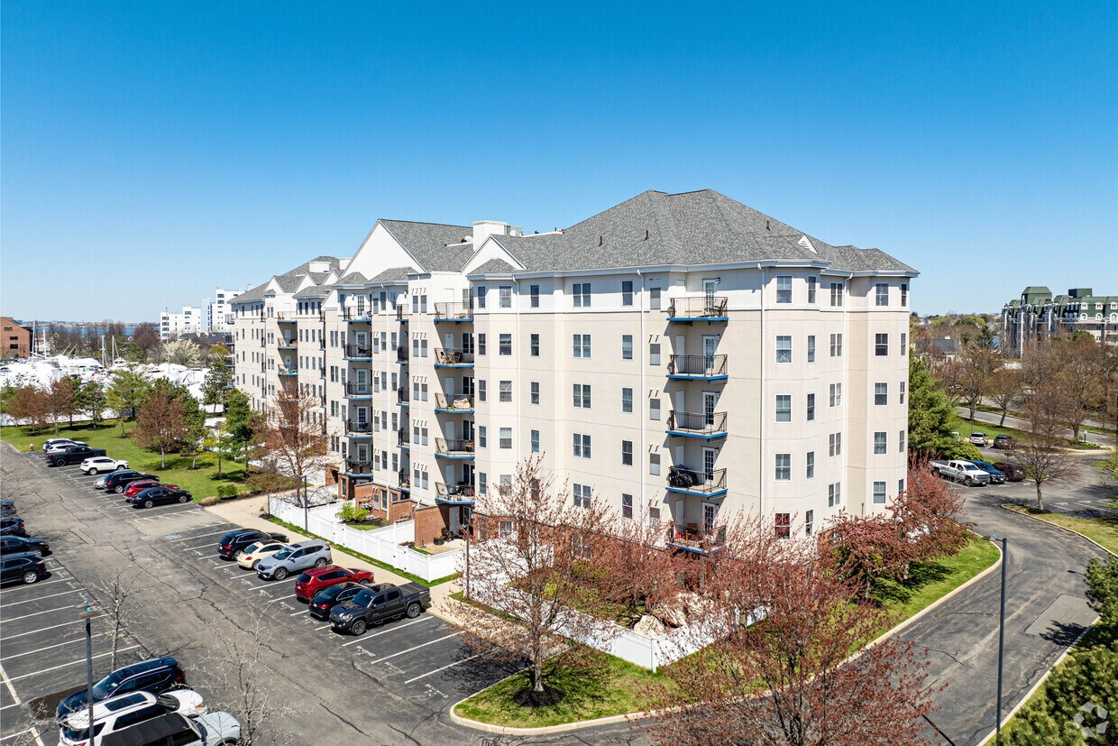 10 Seaport Drive is located in the Marina Bay submarket of Quincy. - Atlantic at Marina Bay