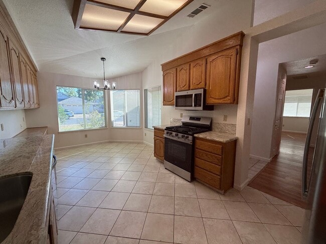 Building Photo - 749 Oak Brook Dr