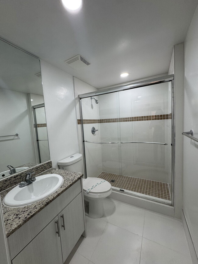 Foto del edificio - 17000 N Bay Rd