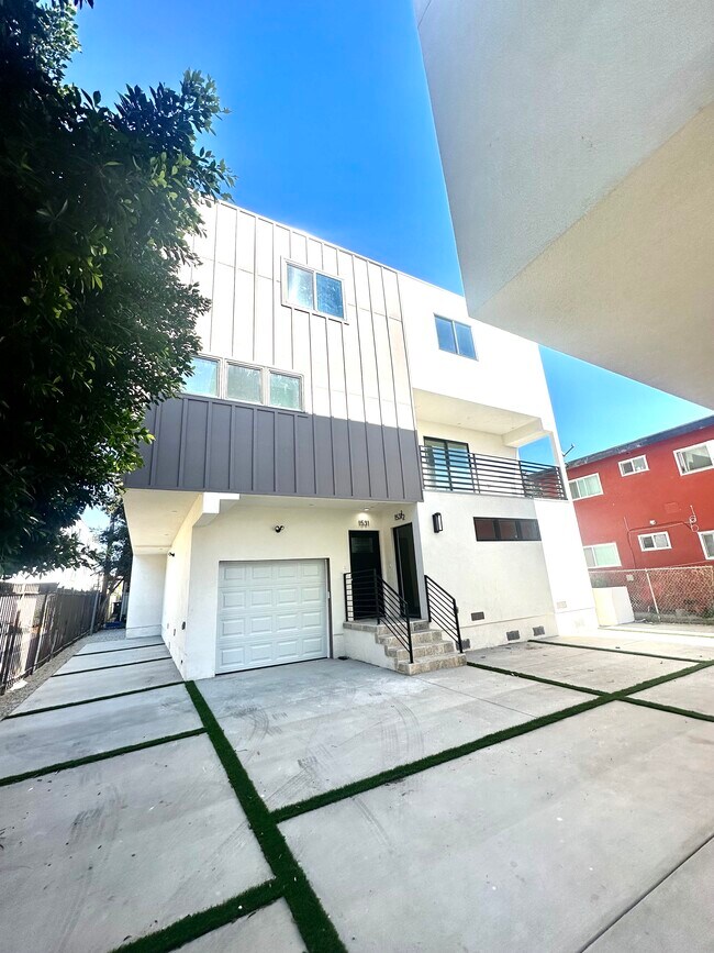 Building Photo - 1529 W 35th Pl