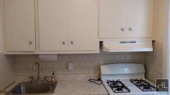 Foto del edificio - 1BR 1BA Pre War Charmer in Homecrest Brooklyn