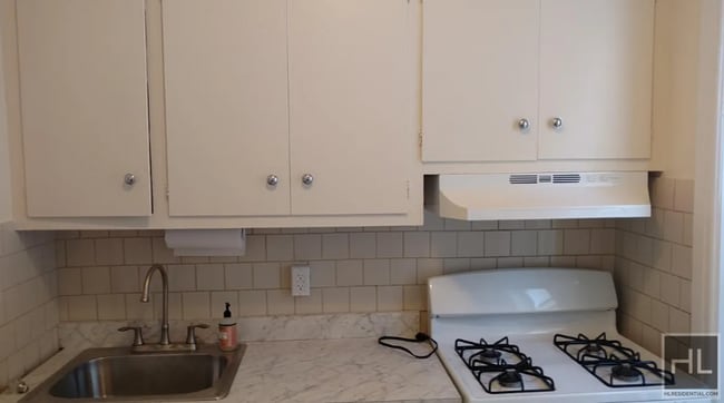 Building Photo - 1BR 1BA Pre War Charmer in Homecrest Brooklyn