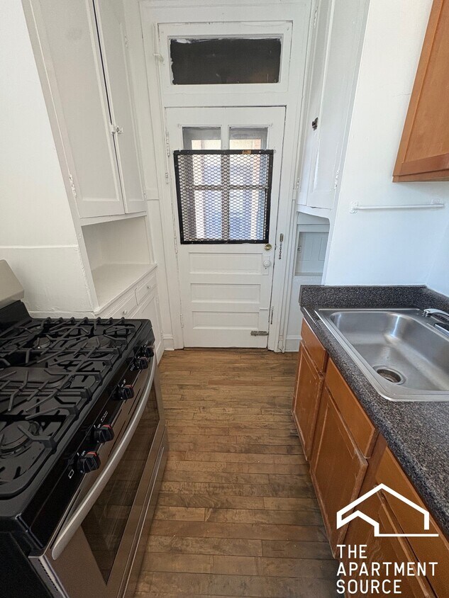Foto principal - 3806 W Irving Park Rd