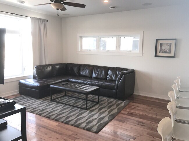 Foto del edificio - Charming 4-Bed Oasis with Granite Touches & Hardwood Elegance in Minneapolis!