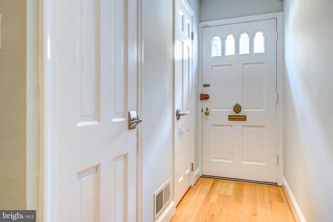 Foto del edificio - 2530 Queen Annes Ln NW