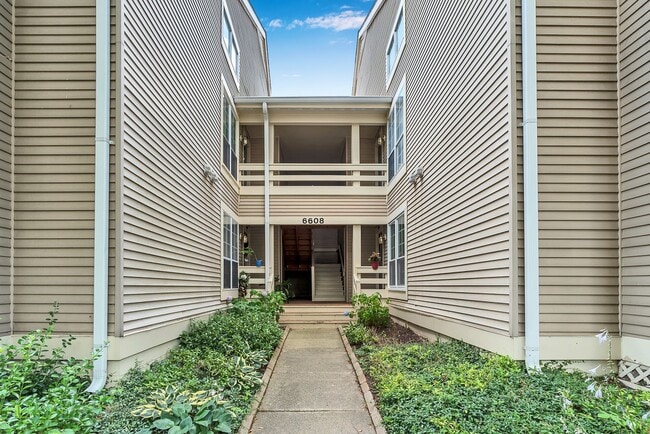 Foto del edificio - Rarely Available 2-Level, 2 Bed 2 Bath Upp...