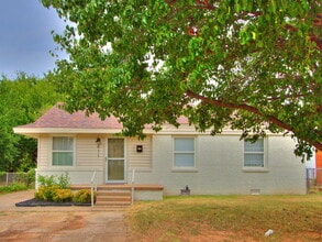 Building Photo - 411 E Showalter Dr