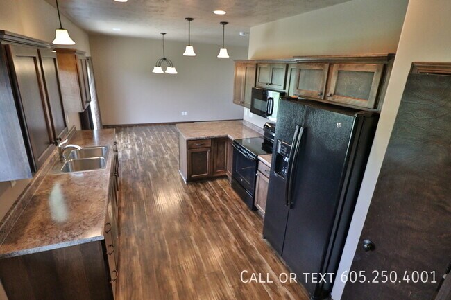 Building Photo - Superb 3 Bedroom Townhome with Club House ...