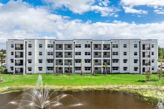 Estanque y edificio trasero - Estero Vista
