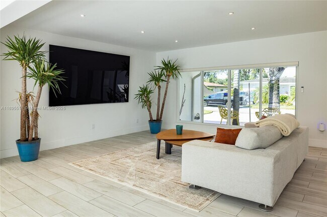 Foto del edificio - 1080 NE 104th St