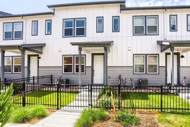 Building Photo - Beautiful 2024-Built Home with Pool, Clubhouse & Pickleball Courts-Available August 22!