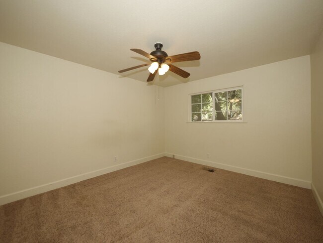 Foto del edificio - Tucked in the trees at 16686 Silver Dr. S....