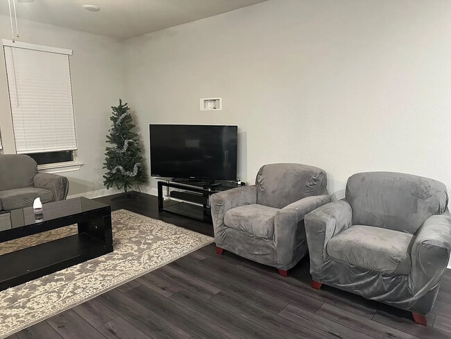Foto del edificio - Room in House on Purple Heart Dr