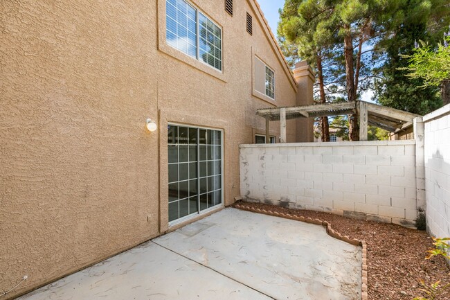 Foto del edificio - Freshly painted townhouse in Henderson wit...