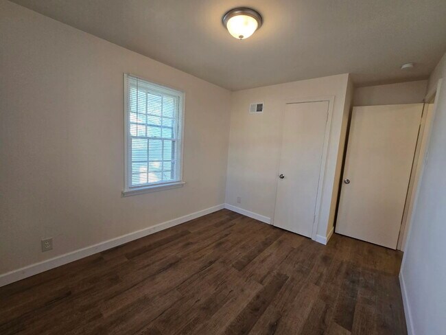 Building Photo - Beautiful open concept home!