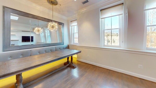 Foto del edificio - Top Floor Logan Circle Two Bedroom Apartme...