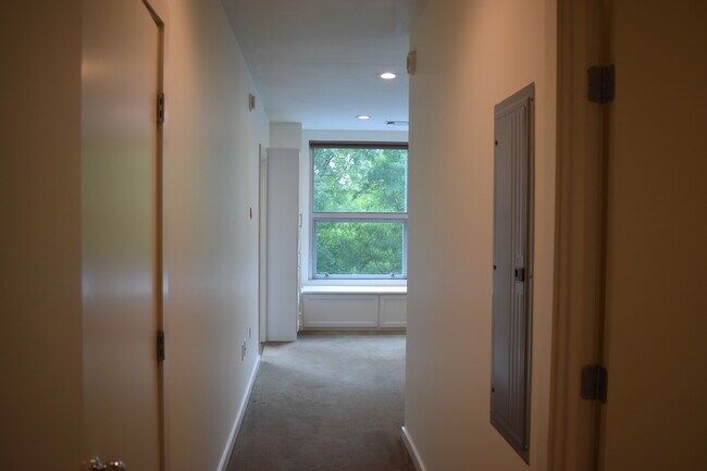 Entry hallway - 2323 N Houston St