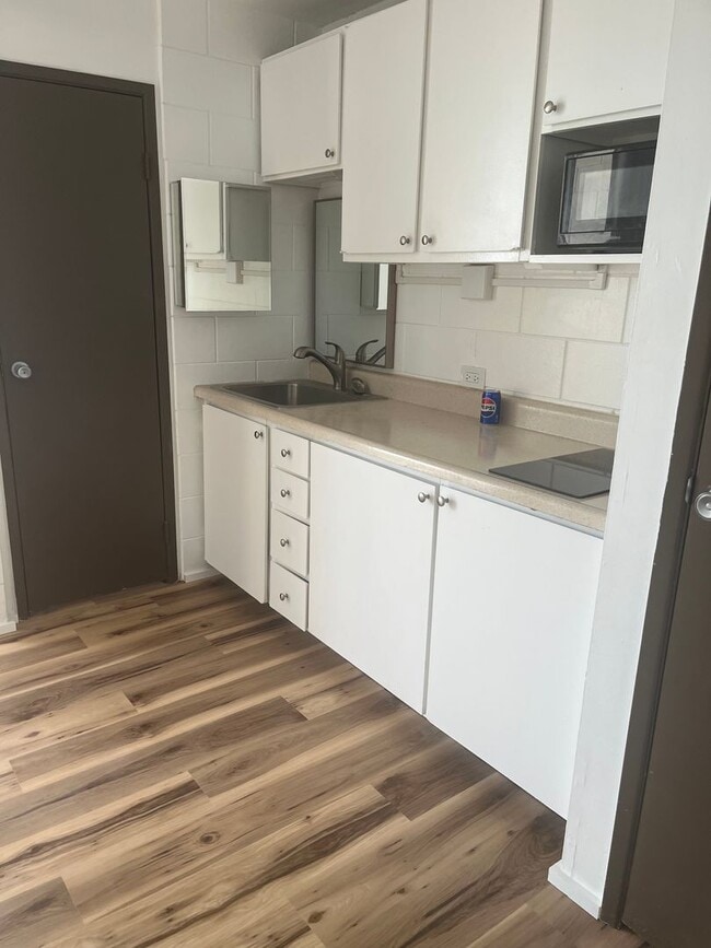 Foto del edificio - Recently Remodeled Studio In The Heart of Waikiki.