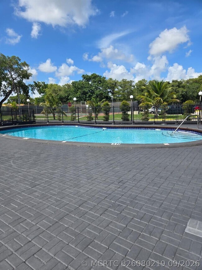 Foto del edificio - 8001 Fairview Dr