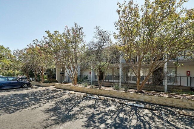 Foto del edificio - 6910 Hart Ln