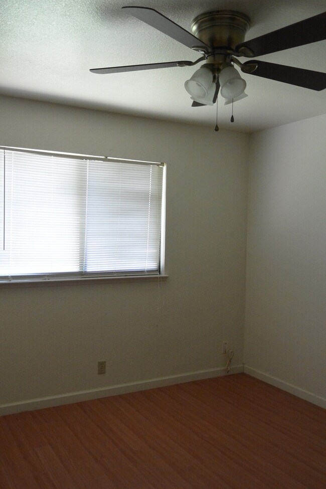 Foto del edificio - Nice home in Northwest Tulare neighborhood near schools