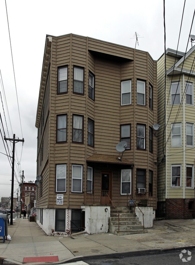Building Photo - 168 Highland Ave