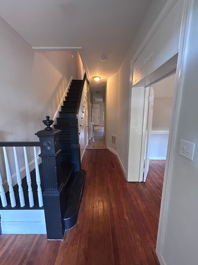 Building Photo - 2020 Parkwood Ave