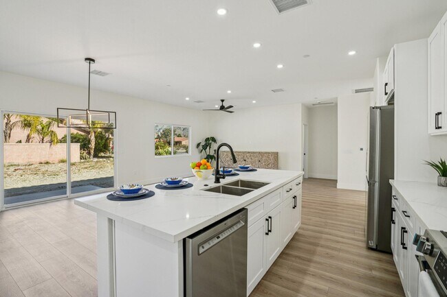Foto del edificio - 64382 Spyglass Ave