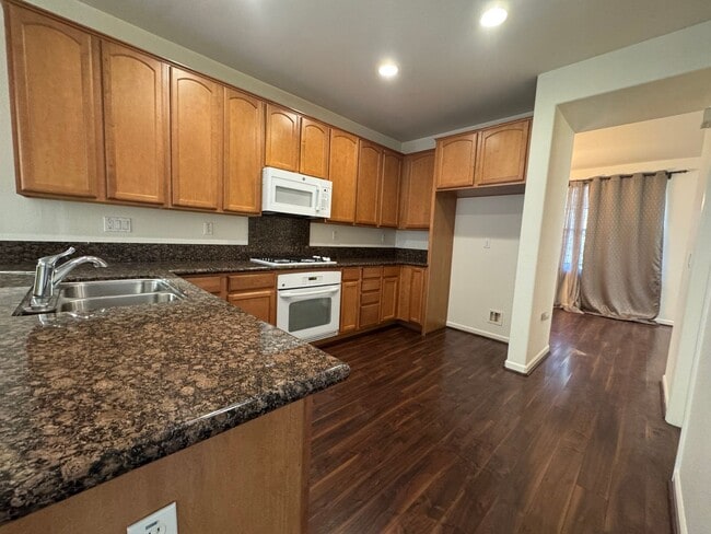 Building Photo - Gorgeous 4 Bedroom Home! Close to Great Sc...