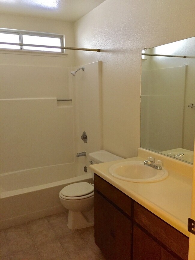 Foto del edificio - Rare find home with 2-Car Garage, Fenced Yard, with Convenient Location!