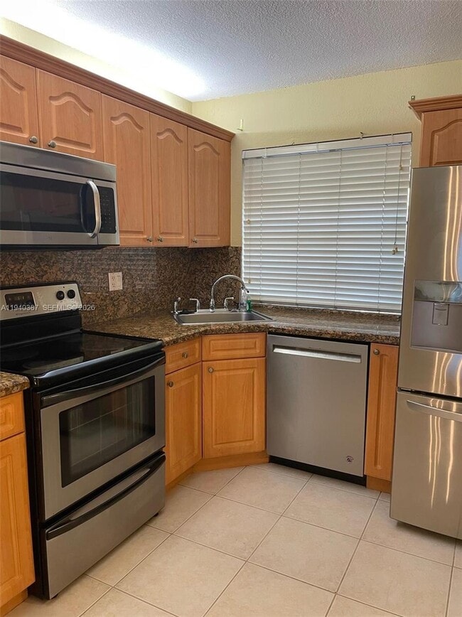 Foto del edificio - 3702 Coral Tree Cir