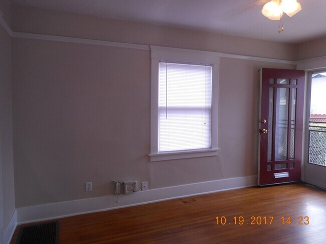 Building Photo - 370