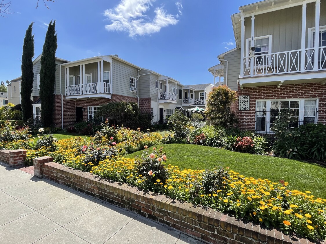 "Melrose Place" style courtyard - 1048 Masselin Ave