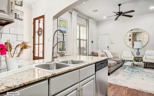 Foto del edificio - 337 Chimney Rock Blvd