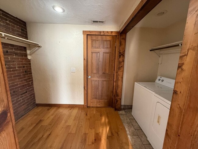 Building Photo - Spacious 1 bedroom 1 bathroom loft AVAILABLE NOW!