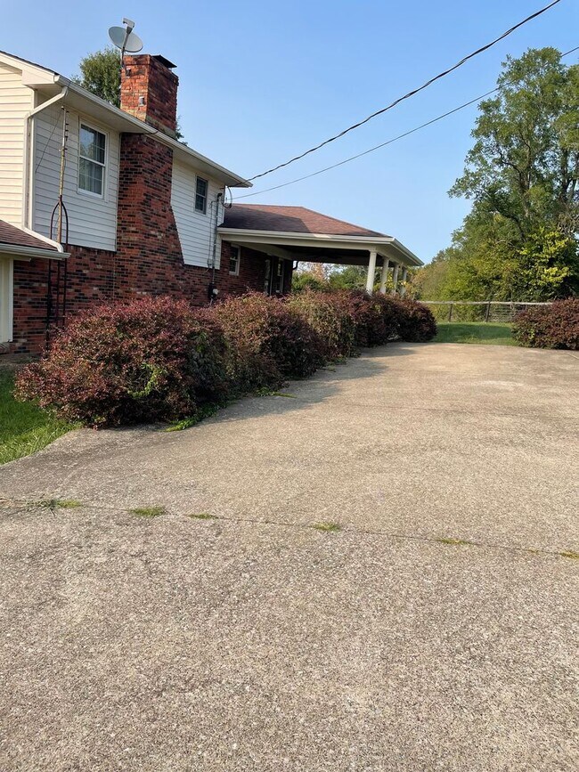 Building Photo - 3 Bedroom Outside City Limits!