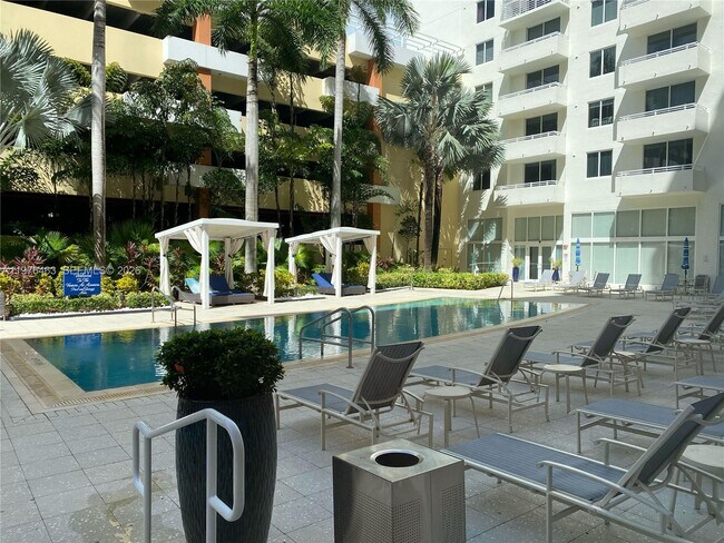 Foto del edificio - 18800 NE 29th Ave