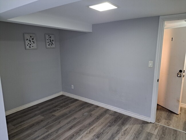 Building Photo - 347 Queenston St