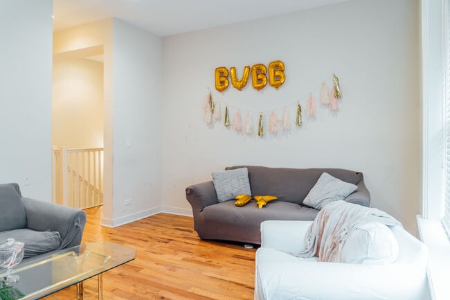 Building Photo - 825 W Buckingham Pl