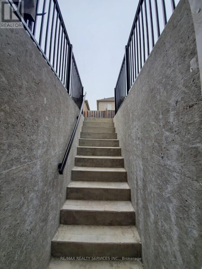 Building Photo - 4 Mellowood Ave