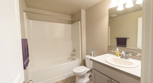Building Photo - 3 Bedroom, 2 bathroom home on Sunnyside Hill!