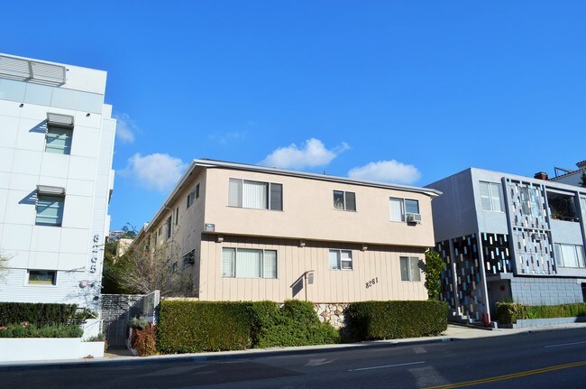 Foto del edificio - 8261 Fountain Ave